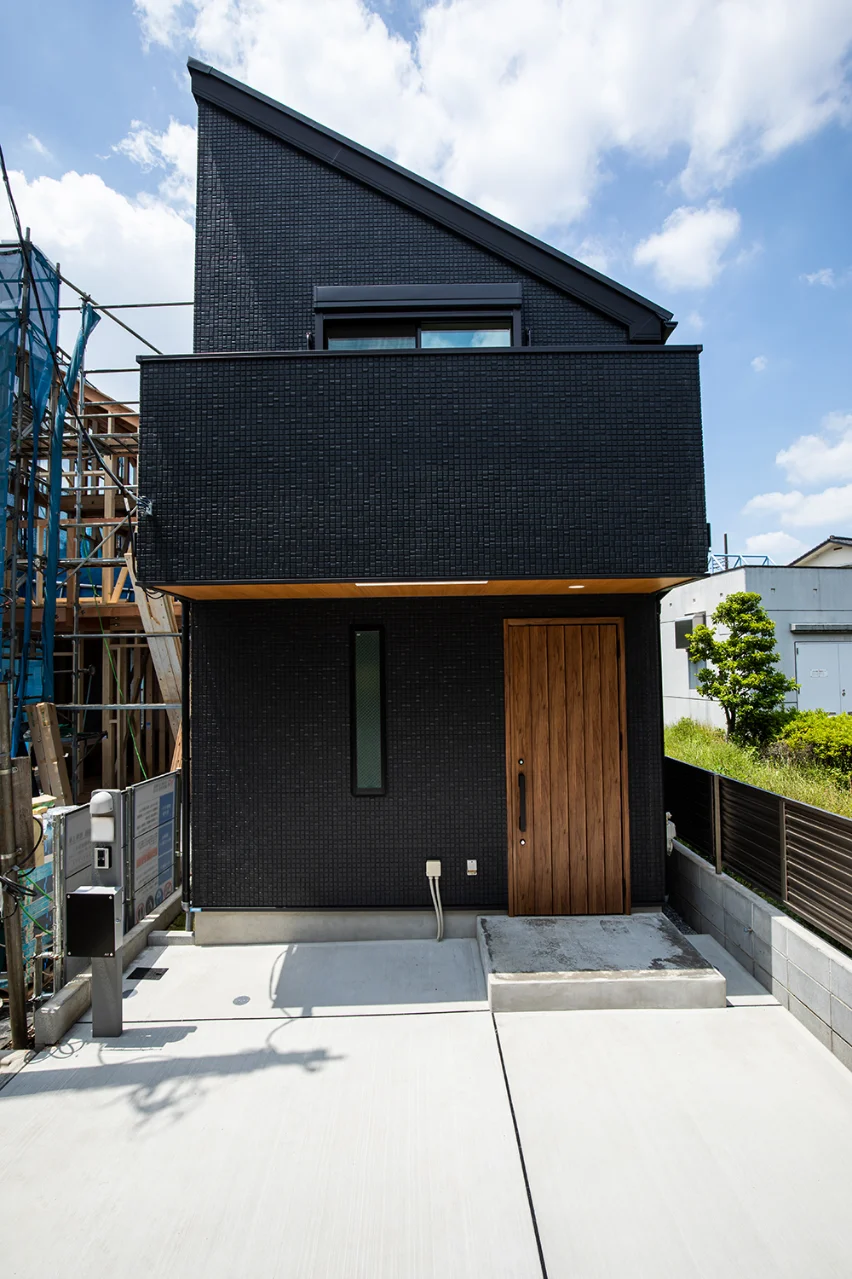 ブラックを基調に、木質の色をアクセントにまとめた外観