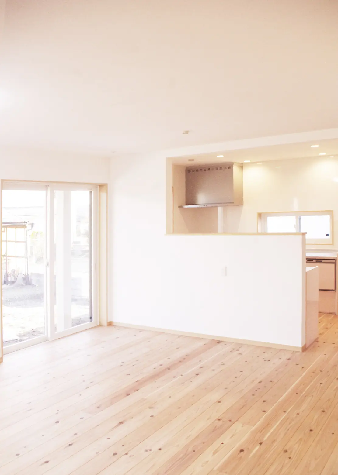 ナチュラルな内観のダイニングキッチン。