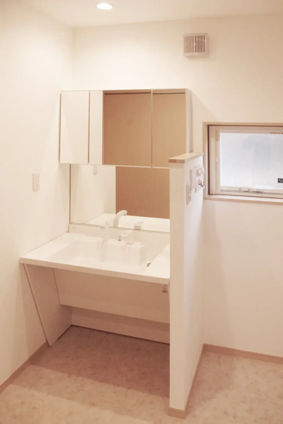 洗面台の鏡も下端の鏡を大きく、座ったままでも使いやすく。