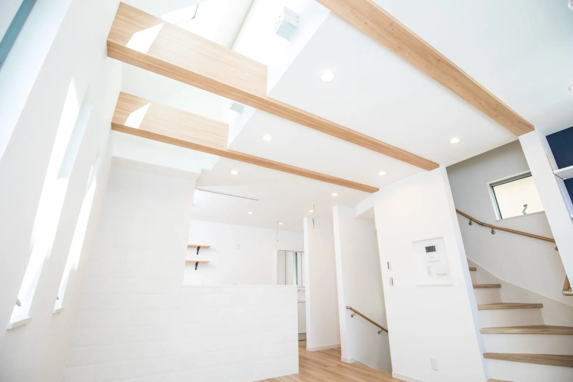 リビングには彩光を取り入れる吹き抜けを設計。都内ならではの間取りとなっている。