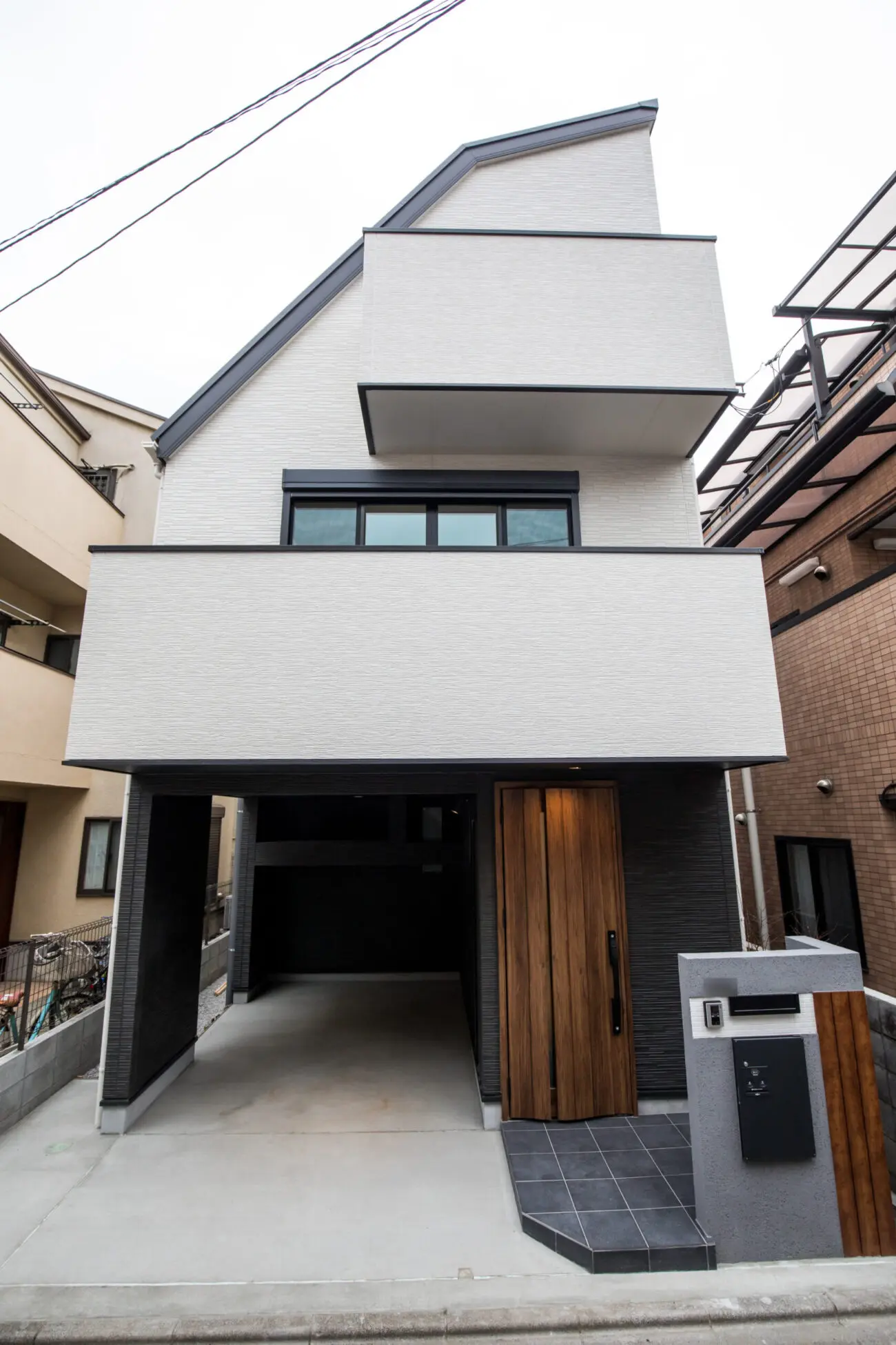 ホワイトを基調に、ビルトイン部をダークなサイディングでまとめた外観