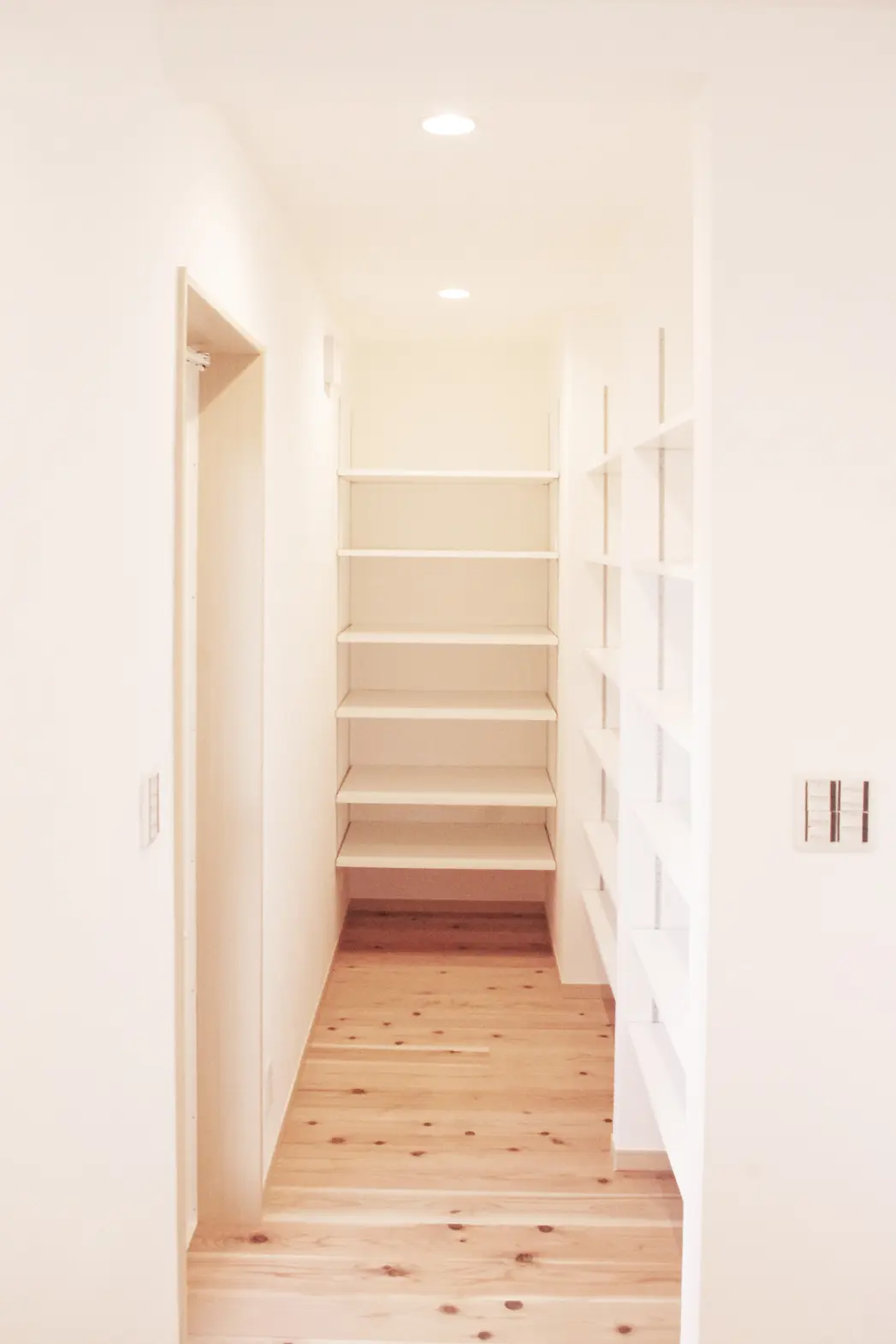 パントリーも車椅子のまま使用できるように幅を調節。