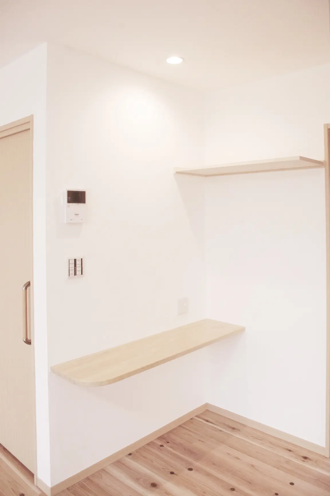 電話などの機器を置けるカウンター。