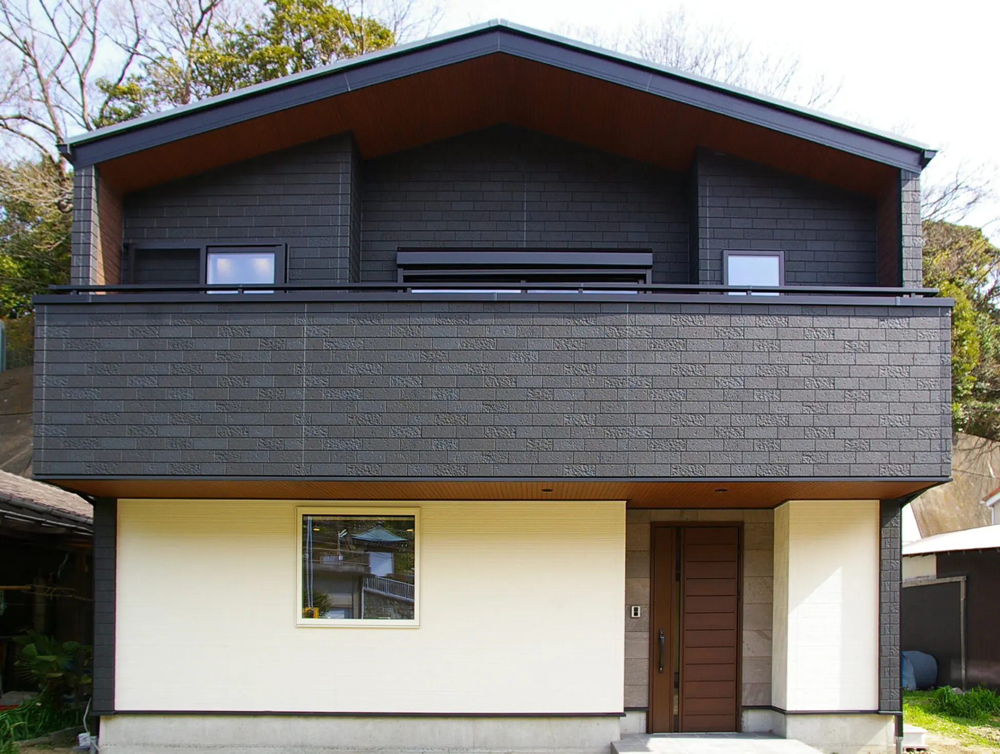 上部が迫り出しているようにバルコニーに側面を持たせた設計。