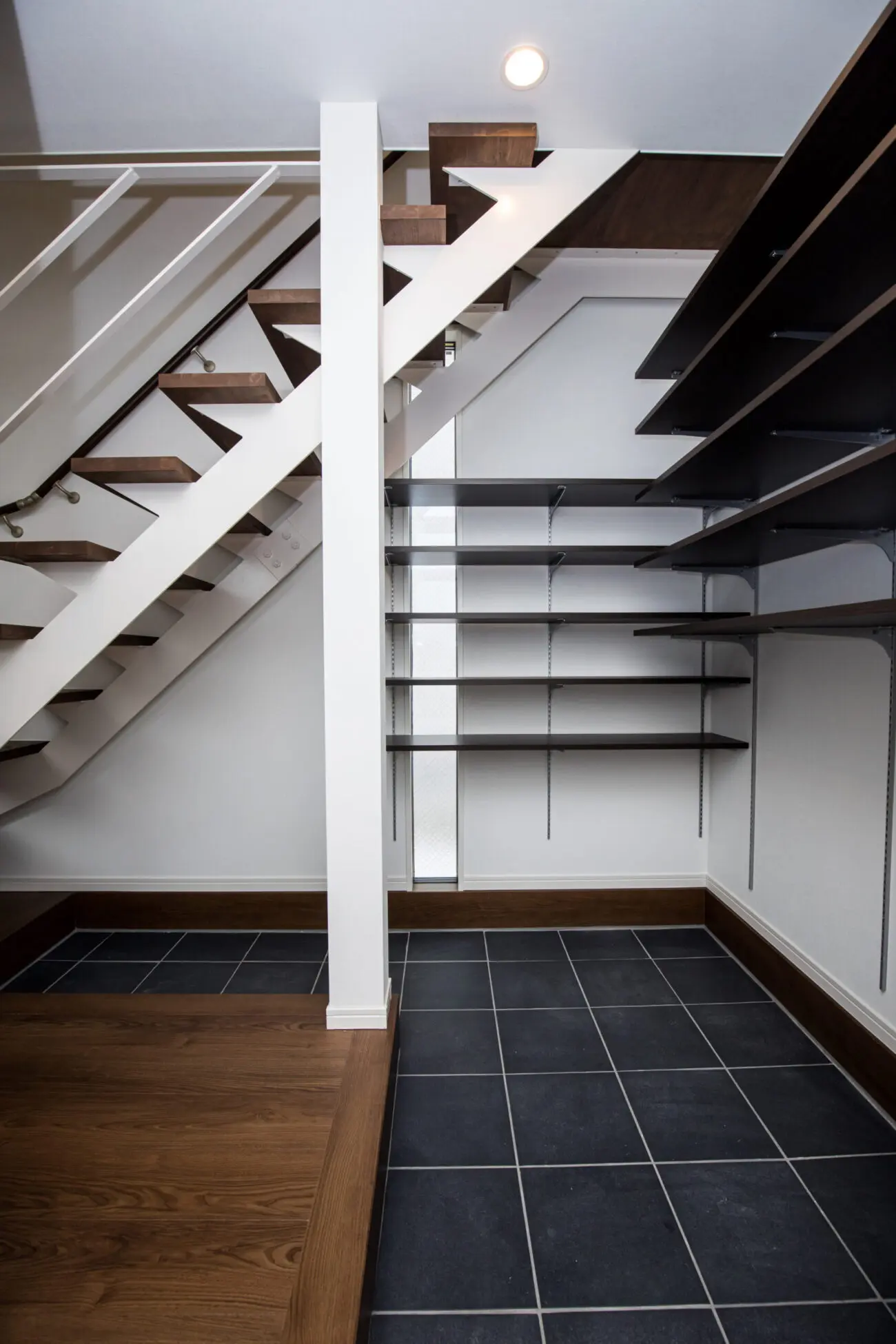 収納ボックスではなく、可動棚のみの見せるSICを提案。狭小ならではの考え方にて設計。