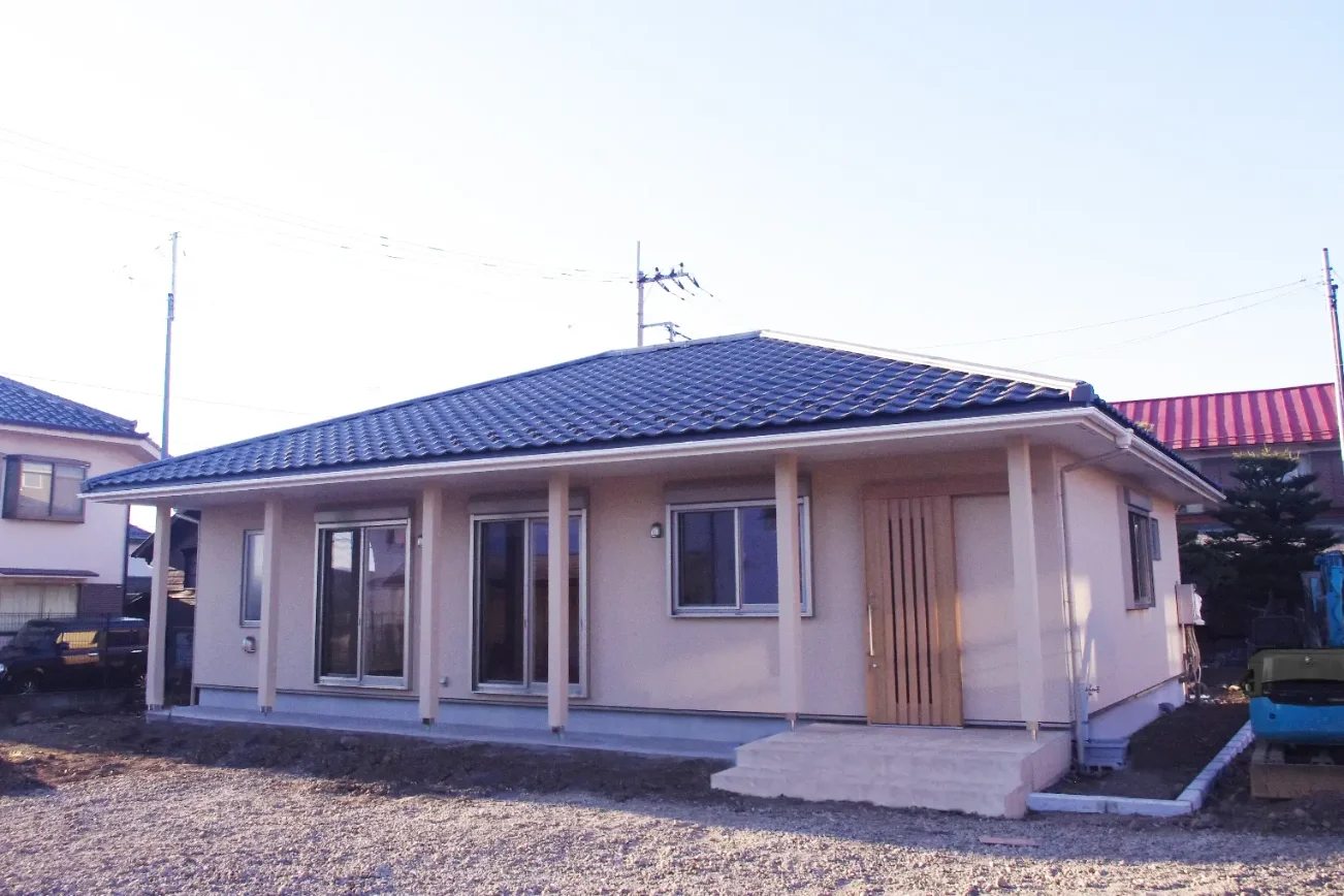 東西に広がった平屋。南からの光がよく入る配置。