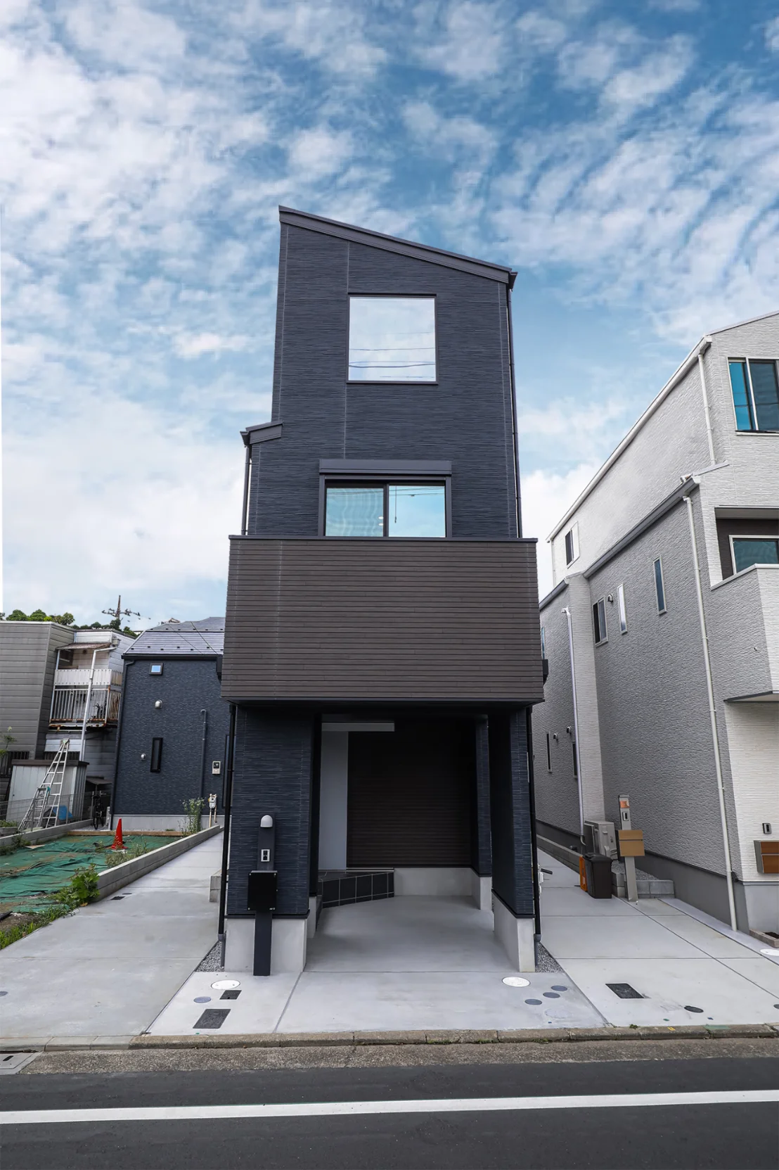 都内特有の狭小３階建て。間口の細いビルトインが特徴的。