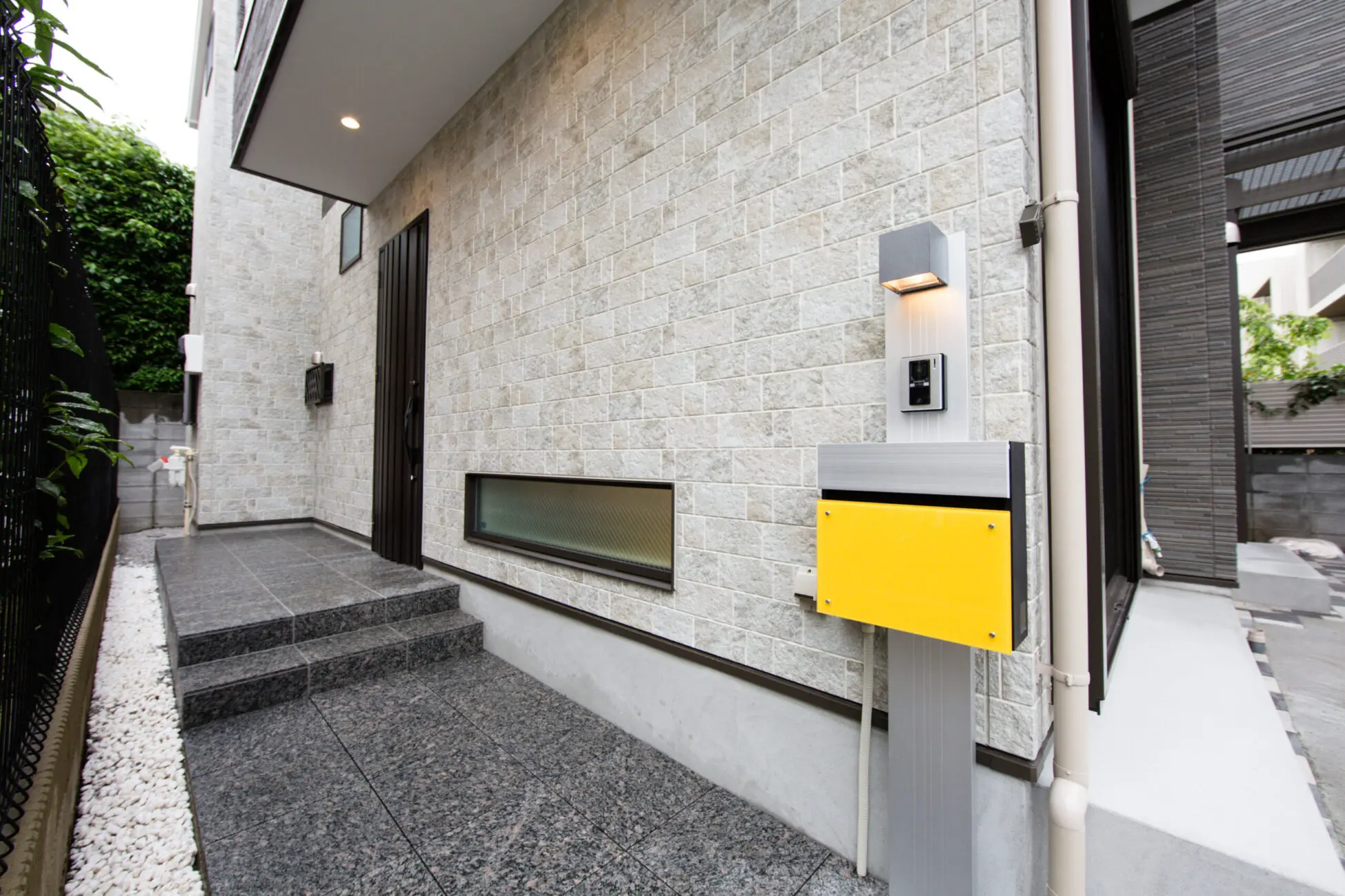 ２階バルコニーはエントランスの庇にもなっている