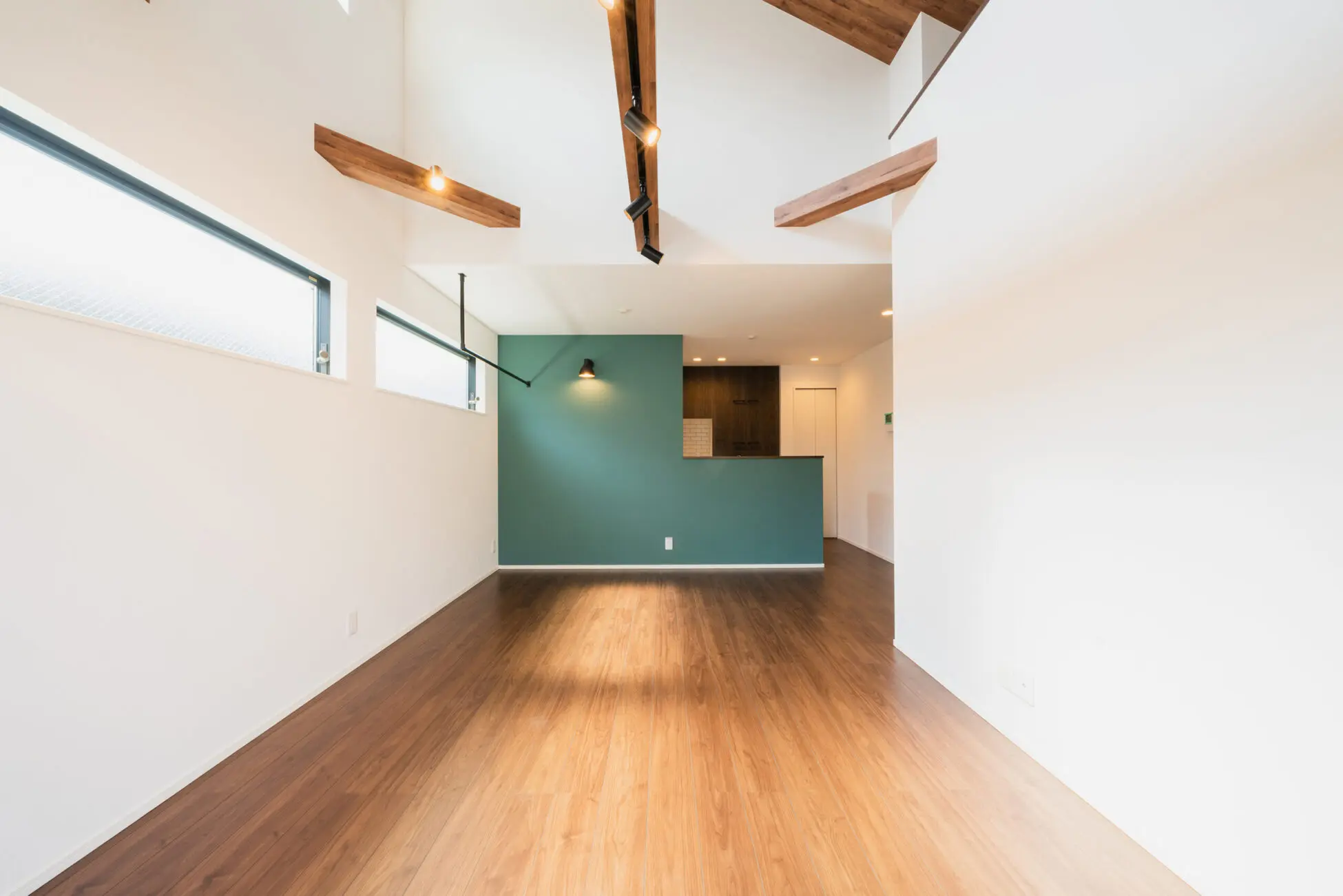 吹き抜けは梁が見え、ナチュラルなイメージを前面に出している