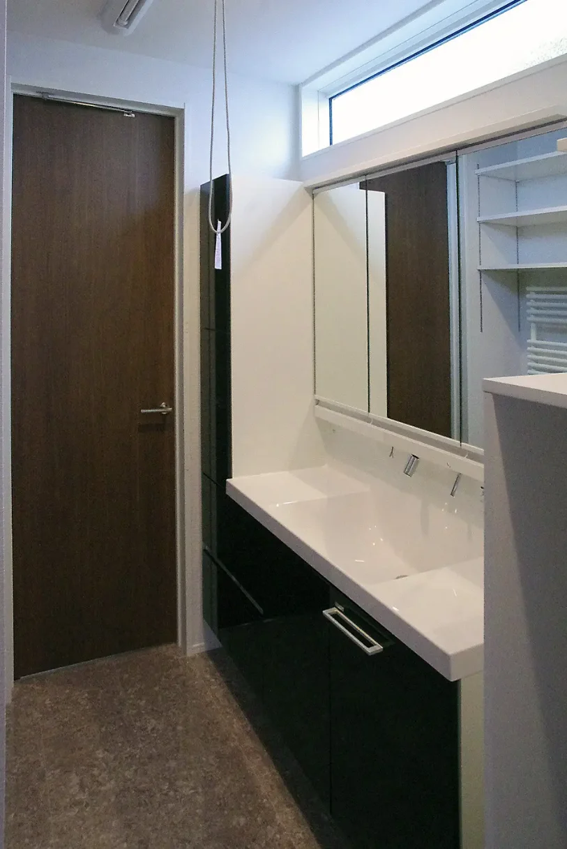 洗面台上部にハイサイドの窓を採用。いつでも明るい洗面室に。