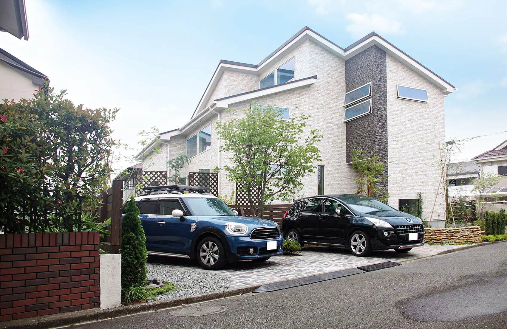 外構にこだわった外観。揺らぎのある植栽を美しく配置