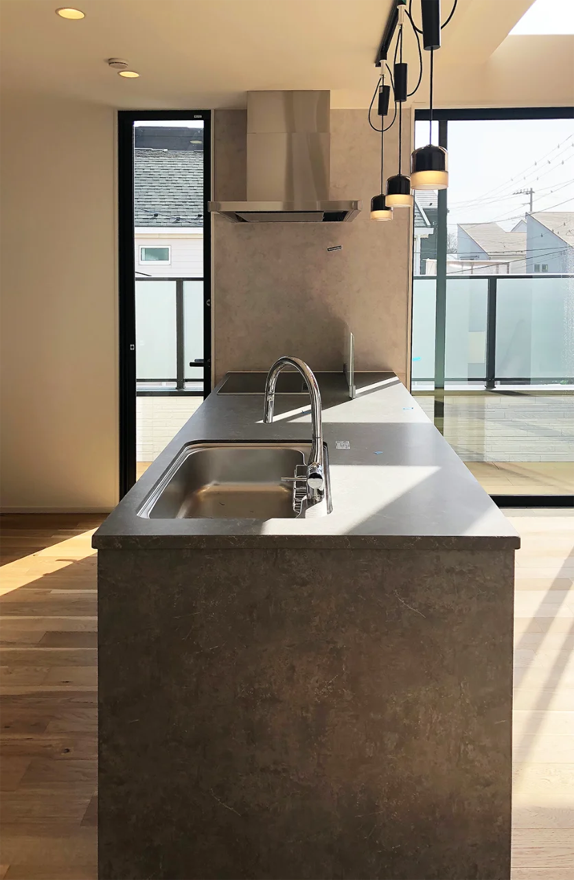 照明はレールタイプを選定し、ペンダントでも稼働可能に