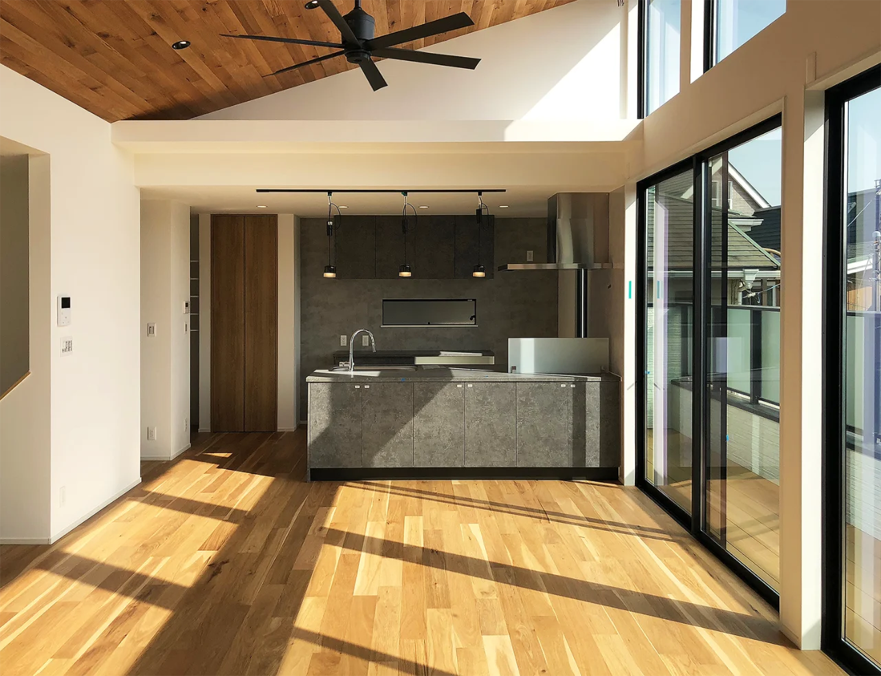 キッチン部にはグレーな色調で統一