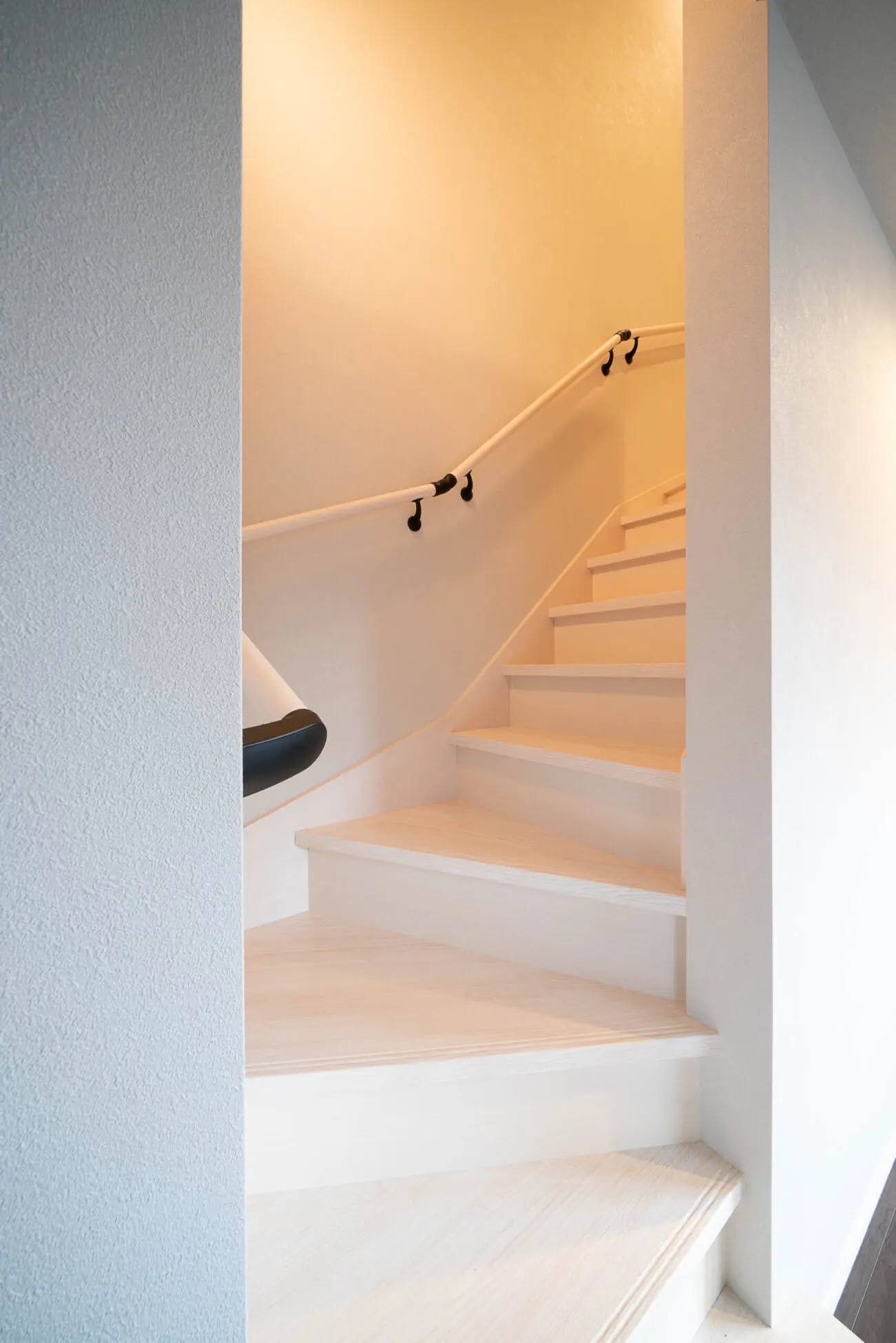 白系の色味に抑え、金物でアクセントをつけた階段
