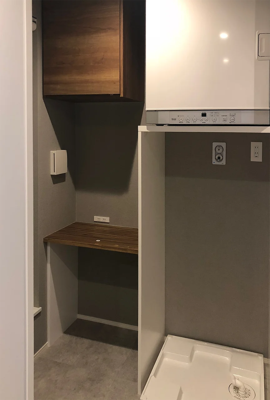 造作の収納兼棚を施工した洗面所