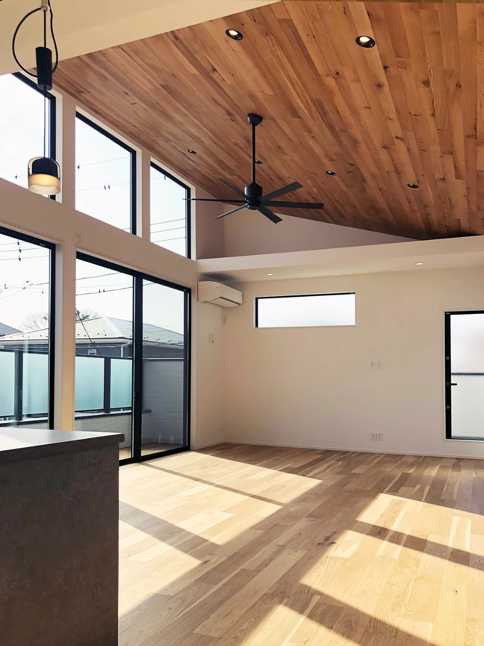 ２階LDK特有の吹き抜けを施工。ダイニング、リビング天井にはピーリング材を施工