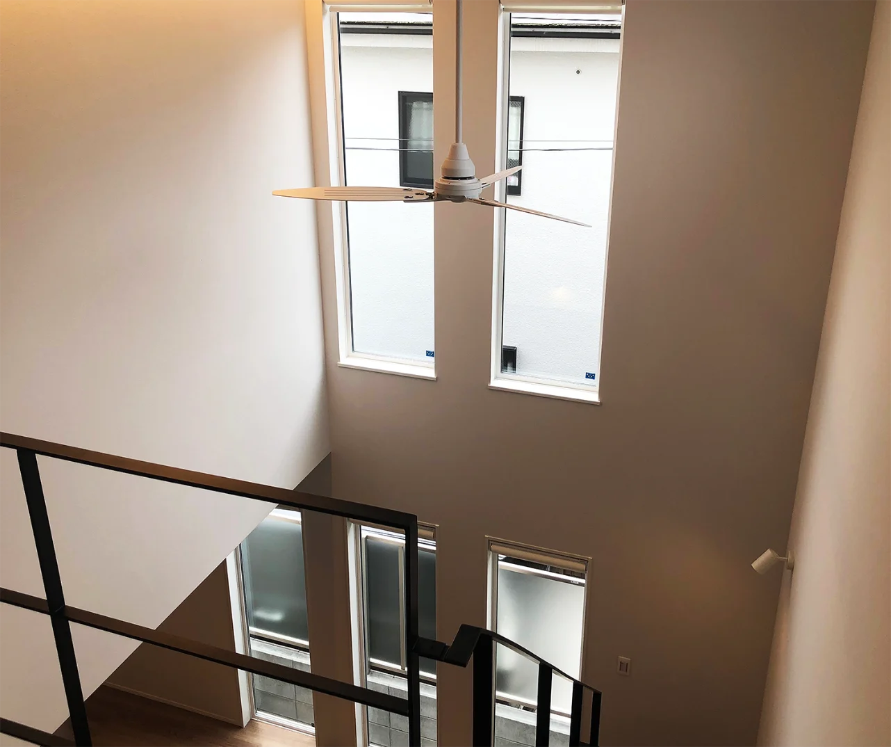 階段ホールには採光を多く取り入れるため大きな縦滑り窓を使用