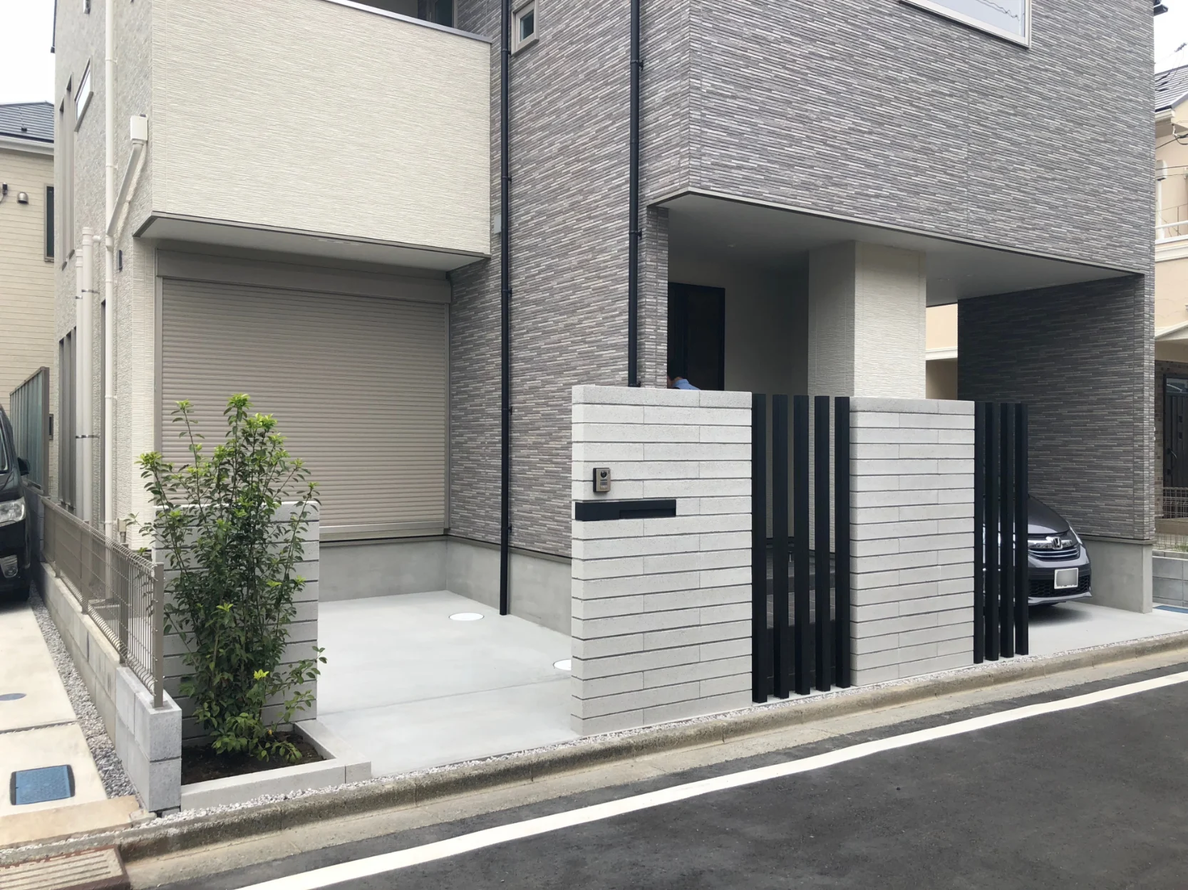 車と自転車・バイクの入り口を分け、防寒の一助に