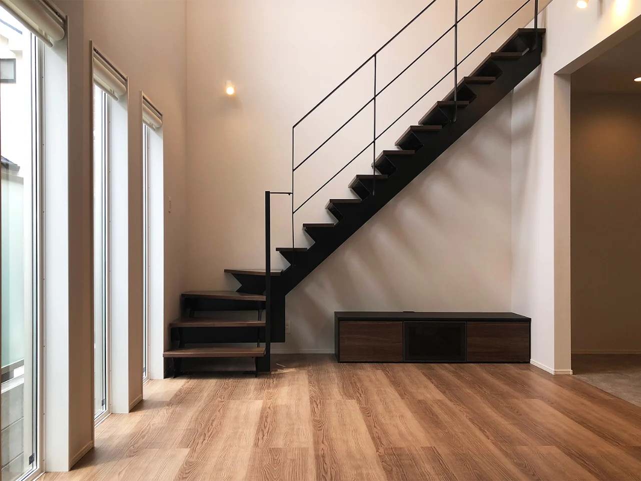 階段下にTVを配置した設計