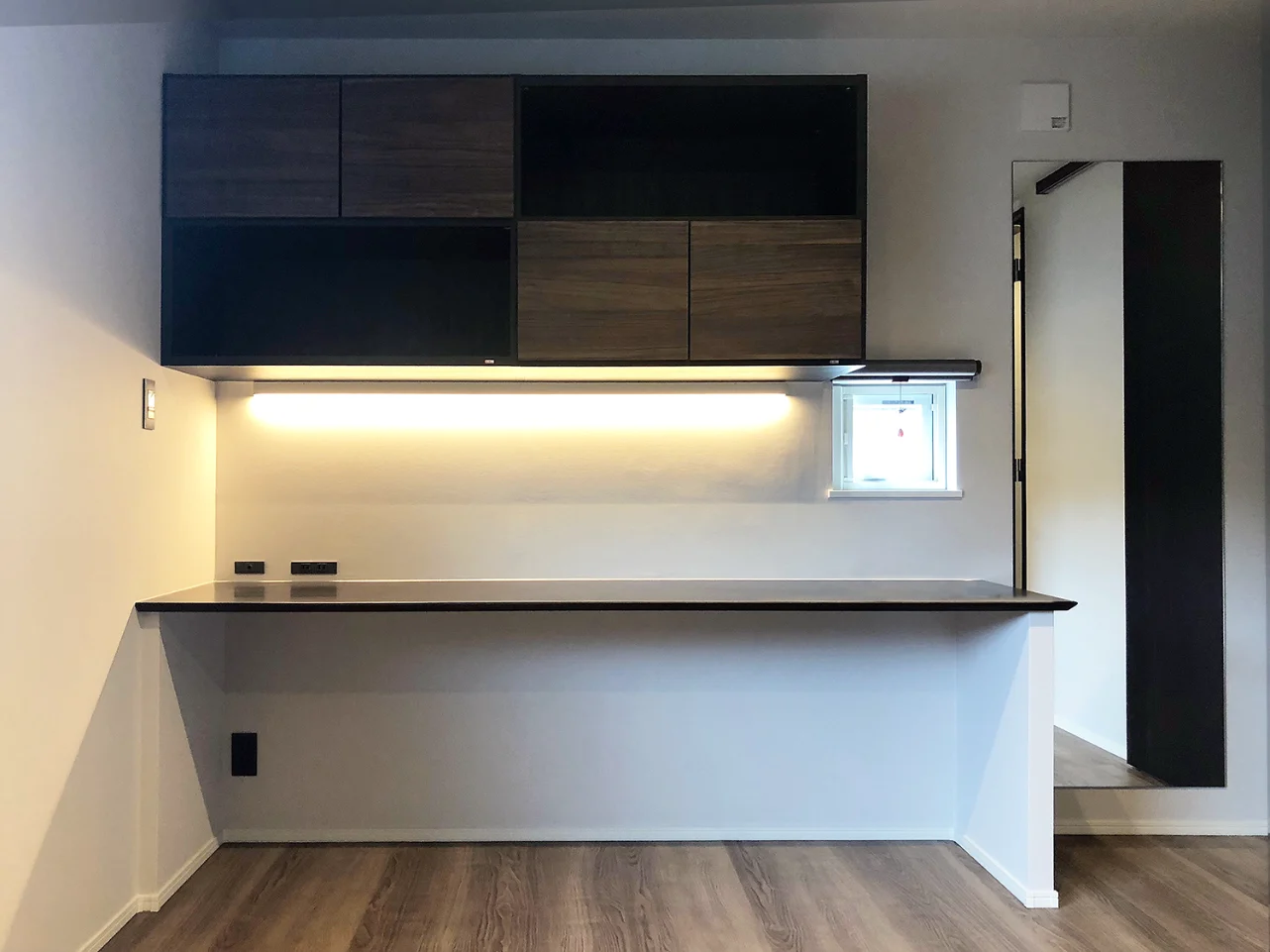 カウンター上部に照明を施工し利便性を高めた