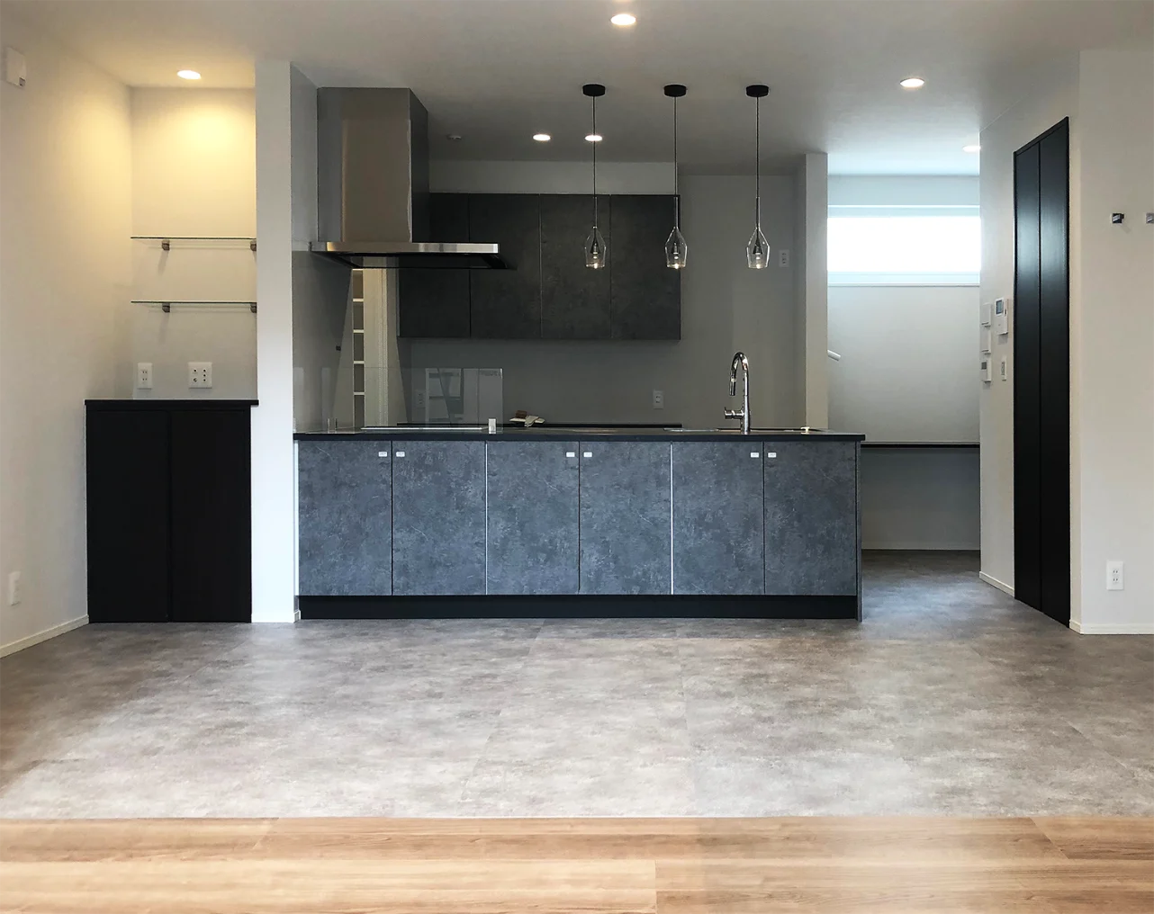 キッチンダイニングの床をPタイルにて施工